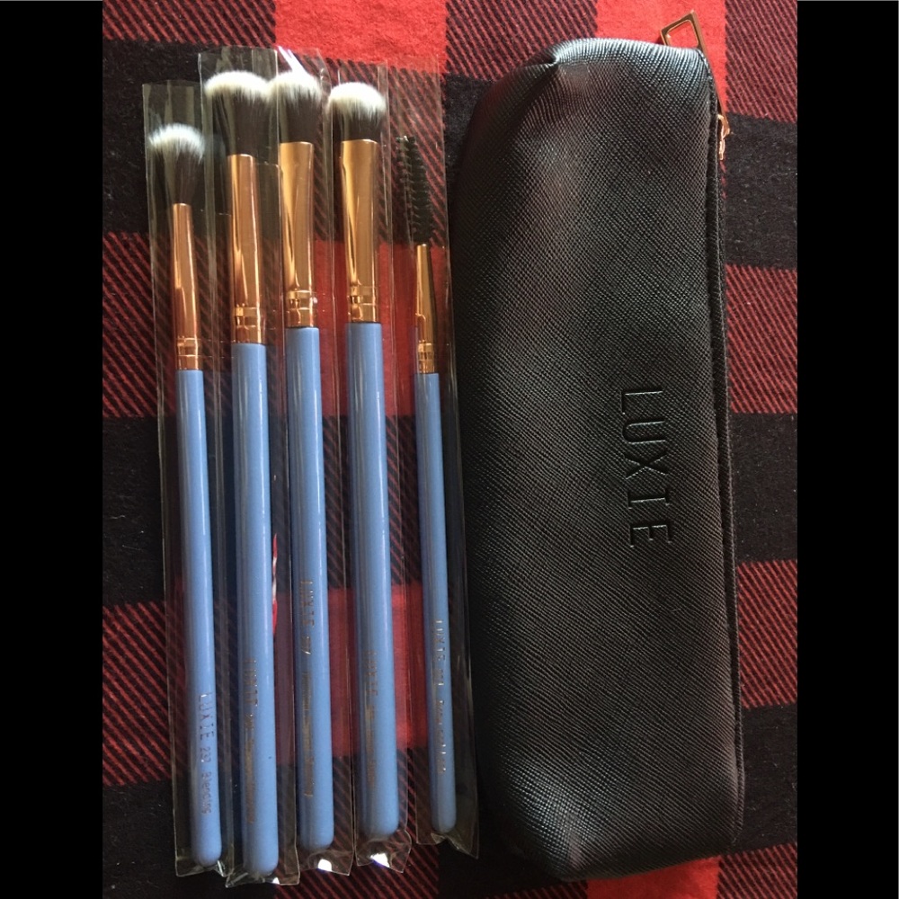 Luxie 5 piece brush set with travel case